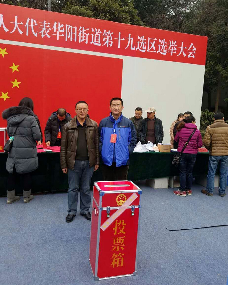 (图为纪委书记郭建洪与后勤服务中心经理帅英在会场合影)